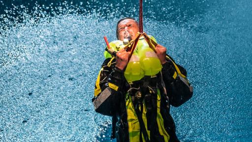 PUR+ - Bühne - L - Offshore - Rettung - Eric trainiert den Notfall | Rechte: ZDF PUR+ Offshore Rettung! Eric trainiert für den Notfall auf dem Meer