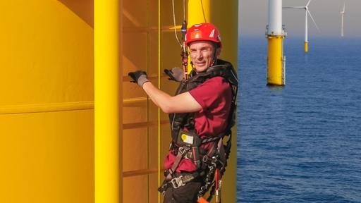 PUR+ - Bühne L - Offshore-Windpark - Einsatz über der Nordsee | Rechte: ZDF, Imago, Collage PUR+ - Offshore-Windpark - Einsatz über der Nordsee