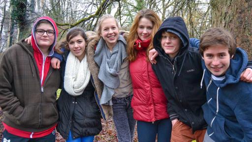 PUR+ - Bühne L - Vorurteile | Rechte: ZDF Sechs Jugendliche stehen nebeneinander und haben sich an den Schultern mit den Armen eingehakt. Sie stehen in einem kahlen Stück Wald und lächeln und lachen in die Kamera.