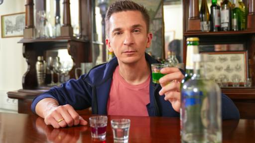 PUR+ - Teaser - Alkohol | Rechte: ZDF, Collage Eric sitzt an einer Bar und hält ein Glas mit Alkohol gefüllt in der Hand. Vor ihm stehen weitere Gläser und Flaschen.