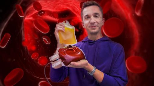 PUR+ - Teaser - Blut | Rechte: ZDF, Imago, Collage Moderator Eric Mayer blickt in die Kamera. In jeder Hand hält er einen Bluttransfusionsbeutel. Einer ist mit Blut gefüllt, einer mit Blutplasma. Der Hintergrund zeigt den animierten Blick in eine Blutbahn.