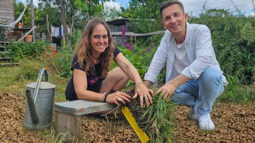 PUR+ - Teaser - Boden | Rechte: ZDF, Imago Moderator Eric Mayer kniet zusammen mit Permakultur Designerin Johanna Häger auf dem Boden eines kleinen Gartenfeldes. Beide halten einen Büschel Gras mit Wurzeln und Erde in der Hand. Beide blicken freundlich in die Kamera.