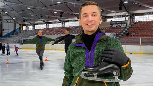 PUR+ - Teaser - Eislaufen | Rechte: ZDF, Collage Fotocollage: Moderator Eric Mayer steht auf einer Eisbahn. Über seiner Schulter hängen Schlittschuhe, die er mit der Hand festhält. Im Hintergrund auf der Eisfläche sieht man Moderator Eric Mayer und seinen Coach, den Eiskunstläufer Robin Rücker, laufen.