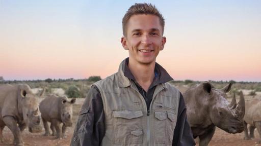 PUR+ - Teaser - Eric rettet Nashörner | Rechte: ZDF Moderator Eric Mayer zusammen mit Nashörnern in Namibia.
