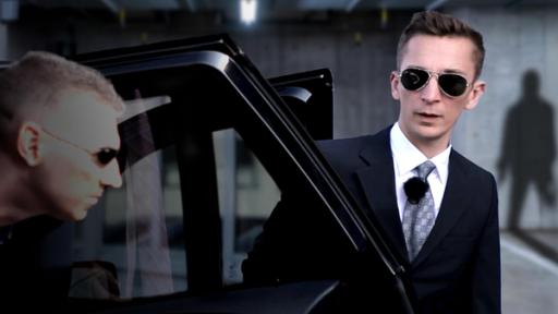 PUR+ - Teaser - Eric wird Bodyguard | Rechte: ZDF, Adobe Stock, ZDF/KI-generiert, Collage In einer Tiefgarage. Eric mit dunkler Sonnenbrille und im dunken Anzug öffnet die hintere Tür eines schwarzen Autos. Aus der Tür steigt ein Mann mit Sonnebrille aus. Im Hintergrund ist der Schatten einer Gestalt auf der Betonwand zu sehen.