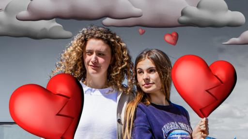 PUR+ - Teaser - Liebeskummer - Was tun? | Rechte: ZDF, Collage Angelina (links) und Emma (rechts) aus der Sendug "Mädchen WG" stehen nebeneinander und schauen ernst in die Ferne. Beide halten mit einer Hand einen gezeichneten Herzluftballon. Beide Herzballons sind in der Mitte in zwei Teile gerissen, die durch eine Zackenlinie getrennt sind. Im Hintergrund sind gezeichnete graue Wolken zu sehen.