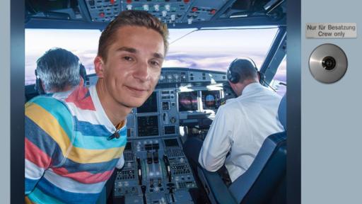 PUR+ - Teaser - Traumberuf Pilot | Rechte: Imago, ZDF, Collage Über den Wolken: PUR+ Moderator Eric Mayer steht im Cockpit eines großen Flugzeugs. Er schaut durch die geöffnete Cockpittür in Richtung der Kamera. Im Cockpit sitzen Pilot und Copilot. Man sieht sie von hinten.