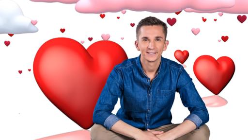 PUR+ - Teaser - Wie geht verlieben? | Rechte: ZDF, Collage Moderator Eric Mayer sitzt im Schneidersitz und lächelt in die Kamera. Er sitzt vor einem weißen Hintergrund der gefüllt ist mit roten und rosa Herzen in verschiedenen Größen und mit weißen und rosafarbenen Wolken.