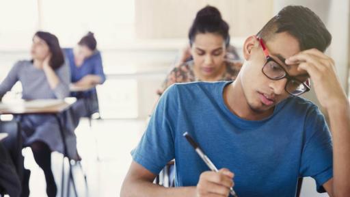 Schüler in der Schule schreiben eine Arbeit.