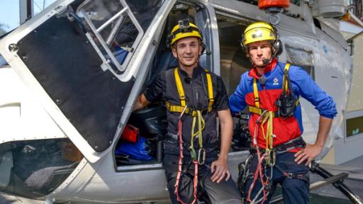 SOS am Berg | Rechte: ZDF Eric mit der Bergwacht vor einem Hubschrauber