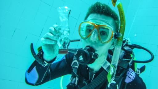 Todeszone Tiefsee | Rechte: ZDF Eric im Taucheranzug Unterwasser.