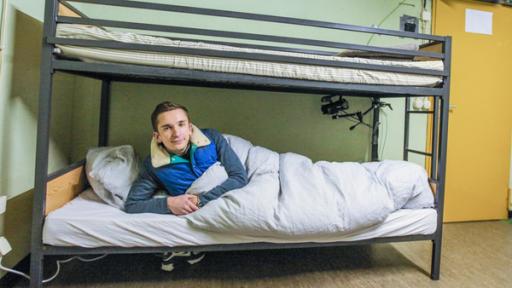 Total allein gelassen! | Rechte: ZDF Eric auf einem Bett allein in einem Bunker.