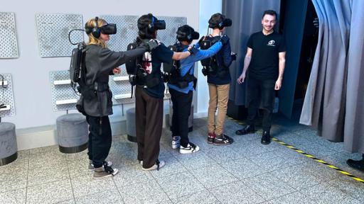 Mit dem Roboterhund „Herzog“ geht es quer durch Berlin. Das erregt ziemlich Aufmerksamkeit. Dave schickt die Vier zu einer Virtual Reality Arkade im Herzen von Berlin. Hier wird nicht nur gezockt, sondern auch verstanden, was KI mit Gaming zu tun hat und wie sie genutzt werden kann. Die Jugendlichen durchlaufen ein Spiel in voller VR-Montur. Die Game-Professorin Linda erklärt ihnen, was die Technologie noch alles kann. 