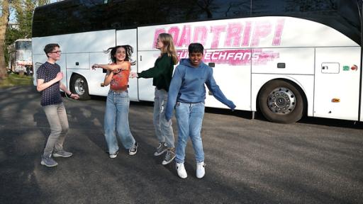 Die Techfans Shalin, Tiara, Emilia und Maël lernen sich in Erfurt kennen, erkunden den Nightliner-Bus  und begegnen Tourguide Marlen und dem Roboterhund „Dr. Herzog Roboter von Knödel“. Zusammen mit Marlen schauen sie hinter die Kulissen des KIKA und besuchen das Studio von „Team Timster“. Dort treffen sie das erste Mal auf das Hologramm Dave, der sie vor ein Rätsel stellt. 