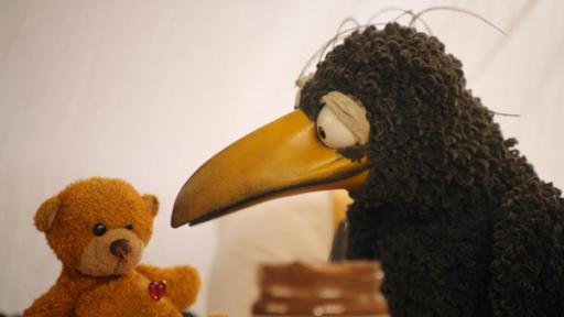 Anton aus Absurdistan | Rechte: ZDF Rudi schaut auf seinen Teddy.