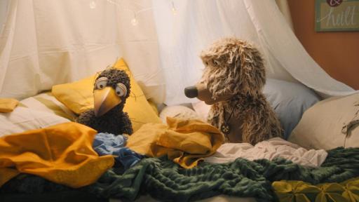 Der kleine blaue Schirm | Rechte: ZDF Rabe Rudi (rechts) sitzt mit Hund Buffo (links) in der gemütlichen Kuschelecke.