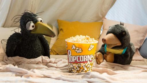Ende gut, alles gut | Rechte: ZDF Rudi und Grete hocken in der Kuschelecke und schauen begierig auf einen Eimer voller Popcorn.