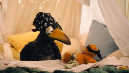 Piratengold | Rechte: ZDF Rudi hockt in der Kuschelecke und schaut auf seinen Teddy. Beide sind als Piraten verkleidet.