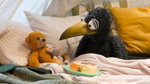 Poldine | Rechte: ZDF Rabe Rudi und sein Teddy hocken in der gemütlichen Kuschelecke. Vor ihnen steht ein Teller mit Käsehäppchen, auf Teddys Bauch liegt eine Kuschelmaus.