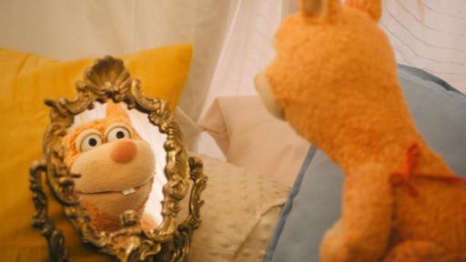 Über eine Mutter | Rechte: ZDF Eichhörnchen Ella schaut sich im Spiegel an.