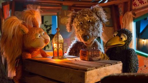 Das rätselhafte Kästchen | Rechte: ZDF Ella, Buffo und Rudi sitzen im Baumhaus und schauen auf ein verschlossenes Kästchen das vor ihnen auf dem Tisch liegt.