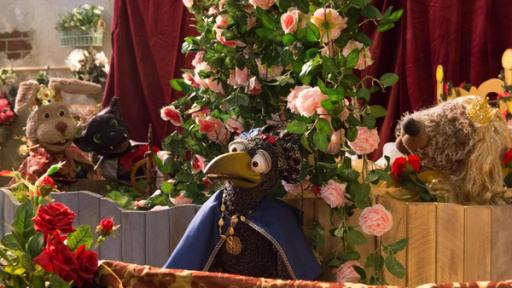 Die Dornröschen-Bande | Rechte: ZDF Märchenstunde bei Rudis Rasselbande: König Otto und Königin Vampi schauen zu Ritter Rudi, der vor dem Bett des schlafenden Dornröschens Buffo steht. Über Rudi rankt eine Rosenhecke, alle tragen entsprechende Kostüme.