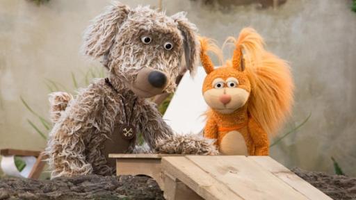 Die Kugelschubser | Rechte: ZDF Buffo und Ella stehen hinter einem Holzbrett auf dem sie die Kugeln runterschubsen wollen.