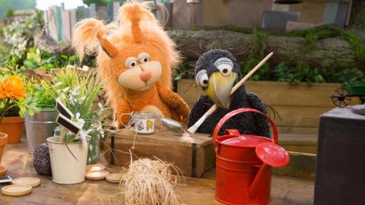 Die Reinleger | Rechte: ZDF Rudi und Ella stehen im Garten. Rudi hat einen Pinsel im Schnabel.