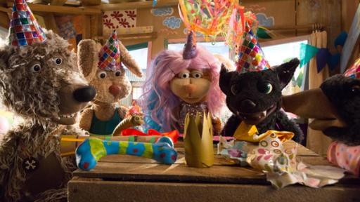 Ein ganz besonderes Geschenk | Rechte: ZDF Buffo, Otto, Lotti, Ella, Vampi und Grete hocken im Baumhaus und schauen staunend auf die Geschenke, die vor ihnen liegen. Sie alle tragen Partyhüte.