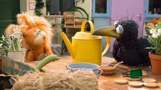 Ein Haus für Lotti | Rechte: ZDF Eichhörnchen Ella und Rabe Rudi schauen sich gespannt an. Zwischen ihnen steht eine große, gelbe Gießkanne, vor ihnen hockt Wurm Lotti.