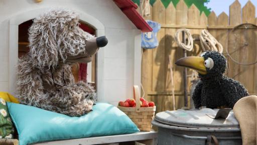 Gemeine Erdbeerdiebe | Rechte: ZDF Hofhund Buffo, der in seiner Hütte hockt, und Rabe Rudi schauen auf einen Korb voller Erdbeeren, der vor ihnen steht.