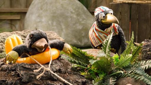 Grete steckt fest | Rechte: ZDF Grete steckt in ihrem Schwimmreifen fest, Rudi sitzt daneben.