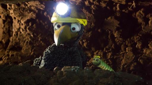 Im Tunnel | Rechte: ZDF Rabe Rudi und Wurm Lotti sitzen in Gretes Tunnel. Rudi hat eine Stirnlampe auf.