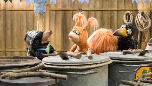 Keinen Mucks! | Rechte: ZDF Eichhörnchen Ella und Rabe Rudi schauen auf Grete, die vor den Mülltonen hockt und ein Sieb auf dem Kopf trägt.