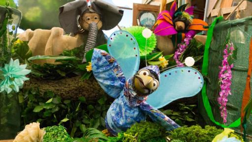 Lottis Dschungelreise | Rechte: ZDF In einem dschungelartigen Umfeld sieht man den verkleideten Rudi als Rudi Riesenschmetter, Grete als Fressblume und Otto als Elefantentröt.