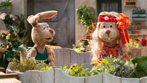 Ottos Besuch | Rechte: ZDF Hase Otto ist zusammen mit seiner Tante Gitte im Garten.