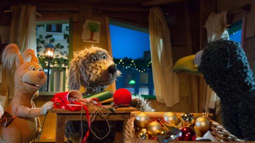 Weihnachten über Kopf | Rechte: ZDF Ella, Buffo und Rudi sind im Baumhaus und schauen sich an. Zwischen ihnen auf dem Tisch liegen Bastelutensilien, im Vordergrund Weihnachtsbaumkugeln.
