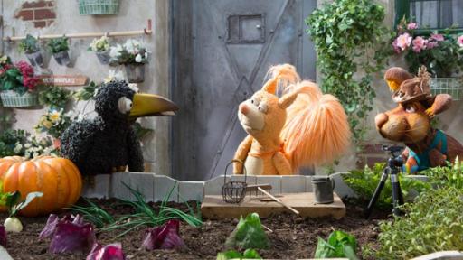 Wo ist der Ringelfitz? | Rechte: ZDF Rabe Rudi, Eichhörnchen Ella und Otto stehen vor den Beeten und beraten sich. Neben Otto steht ein Kamerastativ.