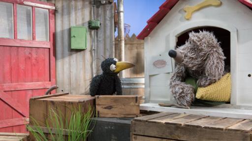 Wo ist die Nuss? | Rechte: ZDF Rabe Rudi und Hund Buffo schauen sich vor Buffos Hundehütte an.