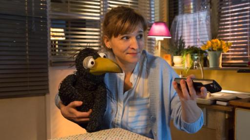 Die Gruselnacht | Rechte: ZDF Siebenstein hat Rudi auf dem Arm.