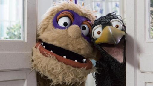 Ein Name für Monster | Rechte: ZDF Monster und Rabe Rudi schauen schreiend durch einen Türspalt.