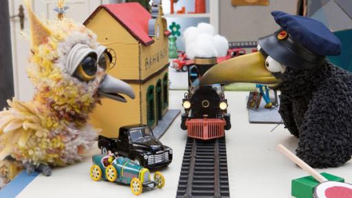 Großer Bruder Rudi | Rechte: ZDF Rabe Rudi und Eule Matilde spielen mit einer Eisenbahn.