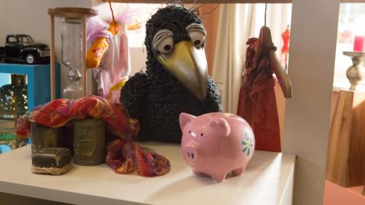 Rudi will Eis | Rechte: ZDF Rabe Rudi schaut ein rosa Sparschwein an.