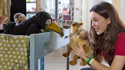 Schnuppertag bei Siebenstein | Rechte: ZDF Das Mädchen Svea zeigt dem Raben Rudi, der auf dem Küchentisch hockt, ein Stoffkamel.
