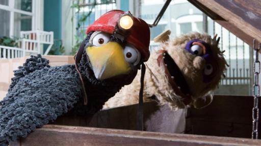 Vorsicht Monsterhund | Rechte: ZDF Monster und Rabe Rudi, mit Helm und Lampe auf dem Kopf, schauen erschrocken über die geöffnete Truhe hinweg.