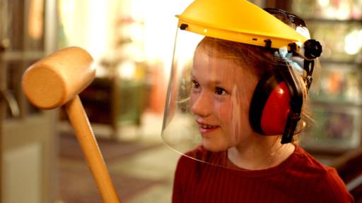 Ein Kind mit Gesichts- und Ohrschutz hält einen großen Holzhammer in der Hand | Rechte: SWR Ein Kind mit Gesichts- und Ohrschutz hält einen großen Holzhammer in der Hand