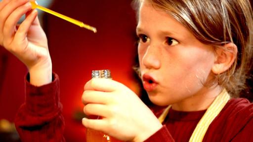 Ein Kind schaut konzentriert auf eine Pipette, die es über einer Flasche hält | Rechte: SWR Ein Kind schaut konzentriert auf eine Pipette, die es über einer Flasche hält