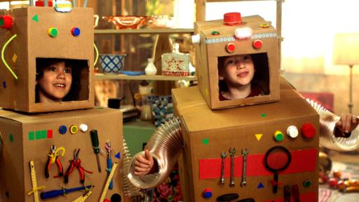 zwei Kinder in aufwendig gestalteten Roboterkostümen aus Pappkartons | Rechte: SWR zwei Kinder in aufwendig gestalteten Roboterkostümen aus Pappkartons