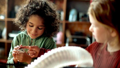 zwei Kinder sitzen an einem Tisch und basteln | Rechte: SWR zwei Kinder sitzen an einem Tisch und basteln