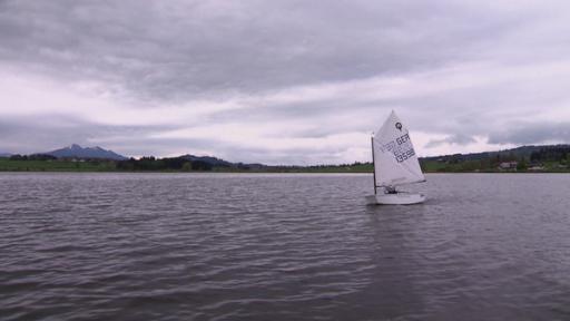 Lena mit ihrem Vater beim Segeln
